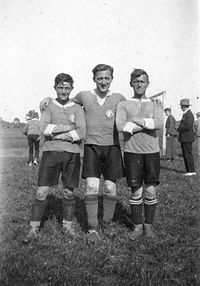 Tre gæve fodboldspillere fra Espergærde Boldklub, fotograferet omkring 1930. Bemærk foreningens logo (EB) på brystet.